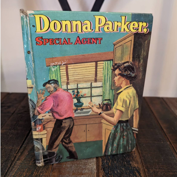 Donna Parker - Special Agent Book - Picture 1 of 10